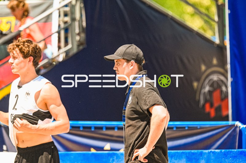 Lennart Wörmann (#2; Deutschland Beachhandball) und Trainer an der Seitenlinie