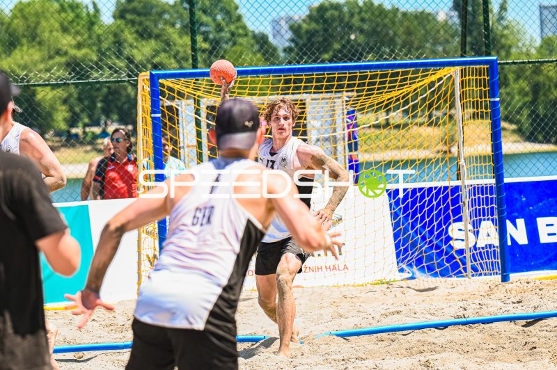 Tim Krauth (#17; Deutschland Beachhandball) beim Wurfversuch vor dem Tor