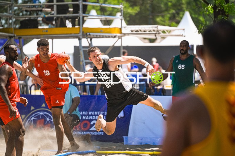 Robin John (#18; Deutschland Beachhandball) beim Sprungwurf in Zagreb