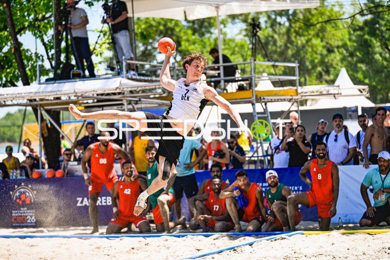 Deutscher Beachhandball-Spieler beim spektakulären Sprungwurf in Zagreb