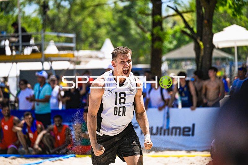 Robin John (#18; Deutschland Beachhandball) jubelt leidenschaftlich in Zagreb