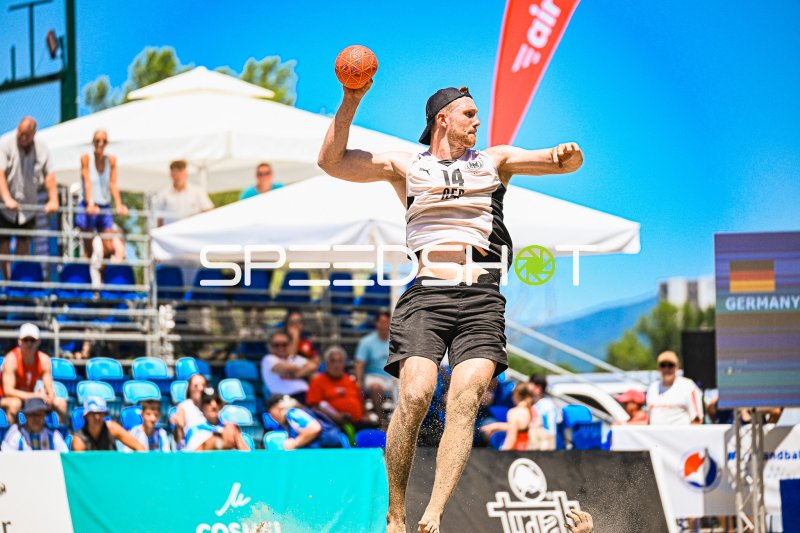 Hendrik Prahst (#14; Deutschland Beachhandball) beim Sprungwurf in Zagreb