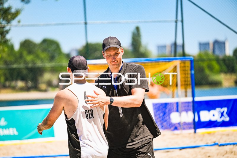 Trainer der deutschen Beachhandball-Nationalmannschaft gibt Anweisungen am Spielfeldrand