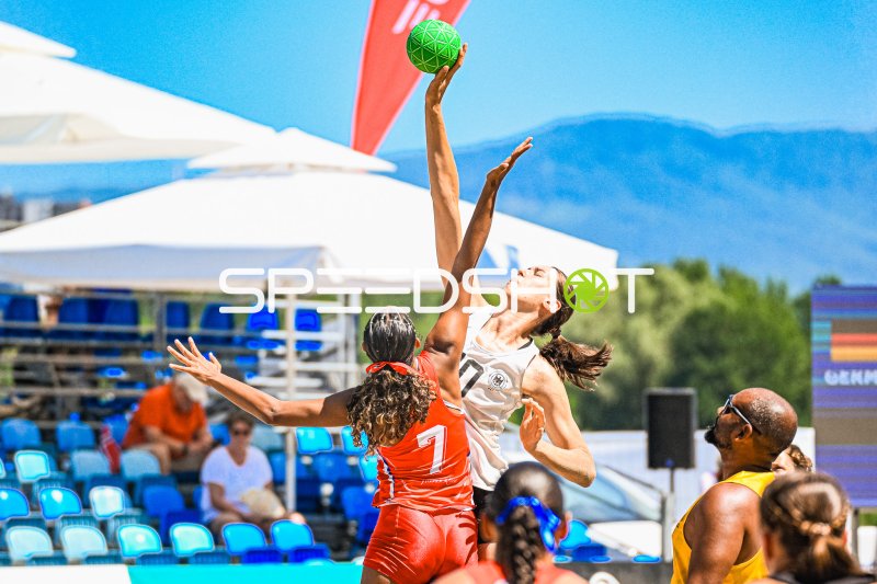 Deutsche Beachhandball-Spielerin im Sprungwurf gegen USA-Gegnerin (#7)