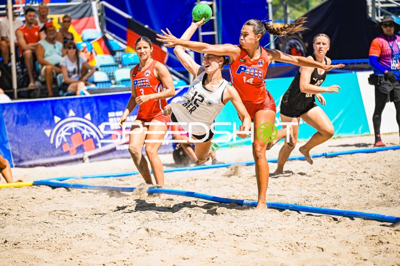 Dilayla Alarslan (#12; Deutsche Frauen Beachhandball Nationalmannschaft) im Zweikampf beim Wurf
