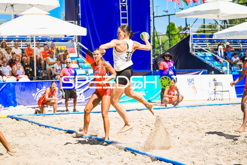 Lucie Marie Kretzschmar (#33; Deutsche Frauen Beachhandball Nationalmannschaft) beim Sprungwurf