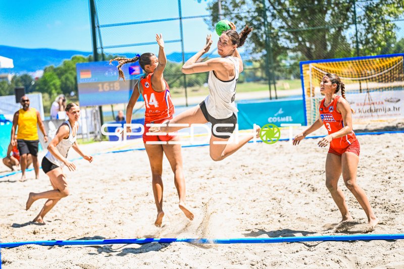 Deutsche Beachhandballerin im Sprungwurf gegen USA-Abwehr