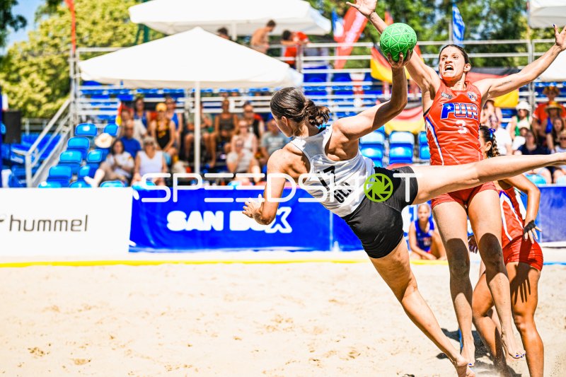 Lena Klingler (#17; Deutsche Frauen Beachhandball Nationalmannschaft) beim Wurfversuch gegen Puerto Rico