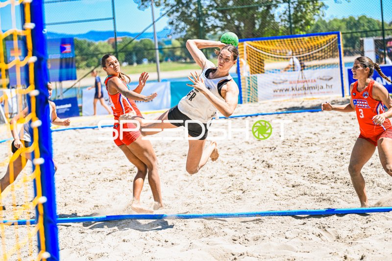 Deutsche Beachhandball-Spielerin beim Sprungwurf gegen Puerto Rico