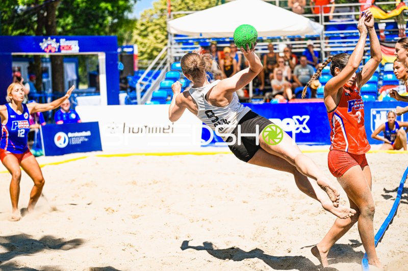 Emma Pilz (#9; Deutsche Frauen Beachhandball Nationalmannschaft) beim Sprungwurf
