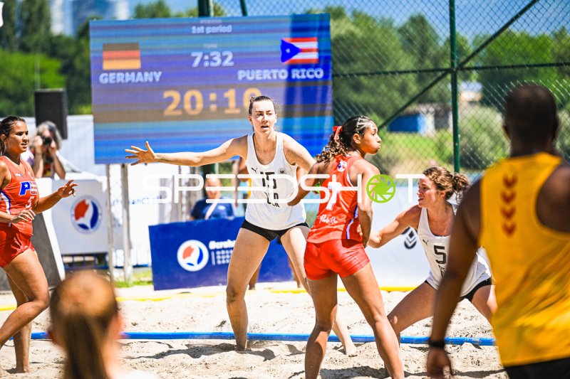 Julia Drachsler (#15; Deutsche Frauen Beachhandball Nationalmannschaft) im Zweikampf gegen Puerto Rico