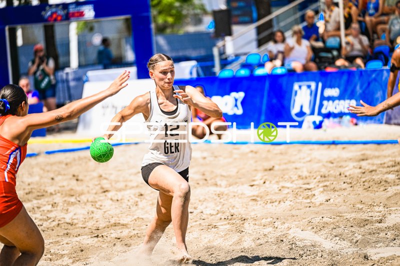 Dilayla Alarslan (#12; Deutsche Frauen Beachhandball Nationalmannschaft) im Angriff