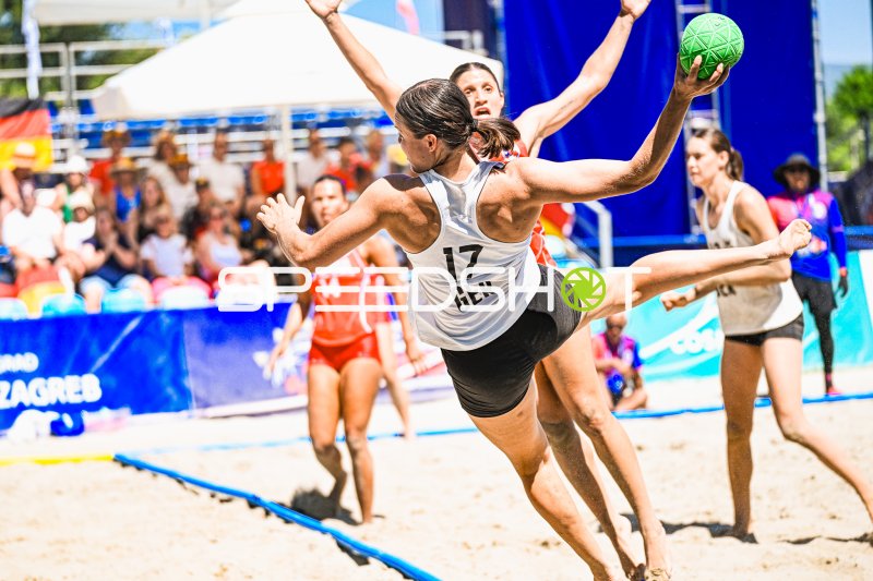 Lena Klingler (#17; Deutsche Frauen Beachhandball Nationalmannschaft) beim Wurfversuch in Zagreb