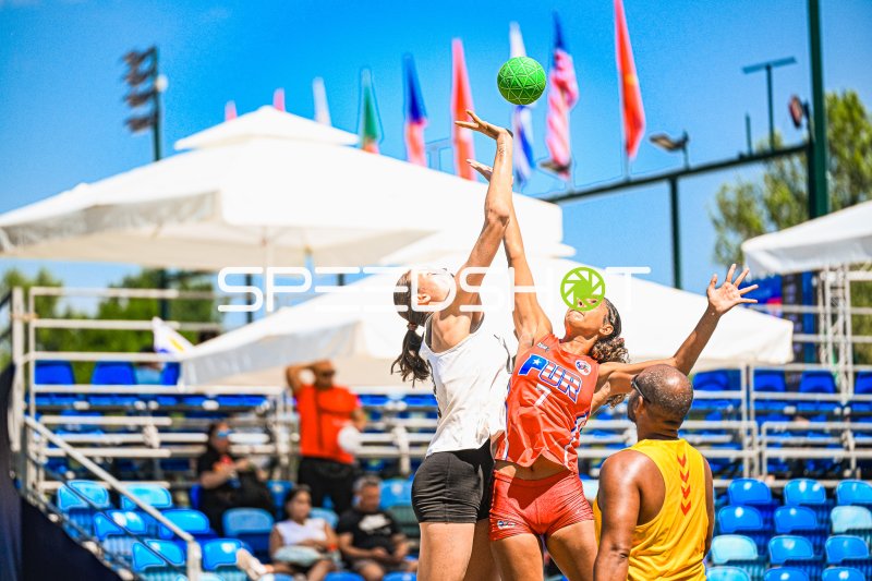 Zweikampf um den Ball beim Beachhandball-Turnier in Zagreb