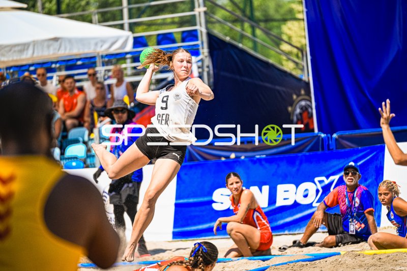 Emma Pilz (#9; Deutsche Frauen Beachhandball Nationalmannschaft) beim Sprungwurf in Zagreb