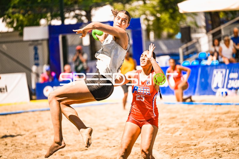 Deutsche Beachhandballerin springt zum Wurf gegen Puerto Rico