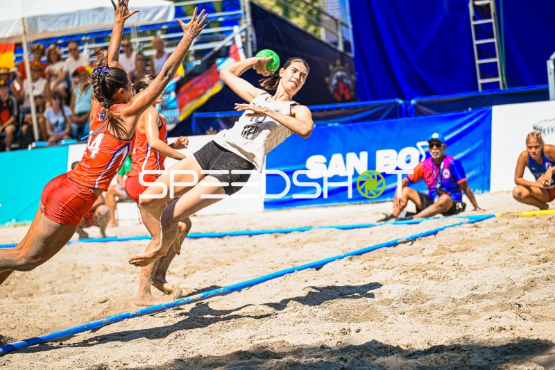 Isabel Kattner (#10; Deutsche Frauen Beachhandball Nationalmannschaft) beim Wurf gegen USA