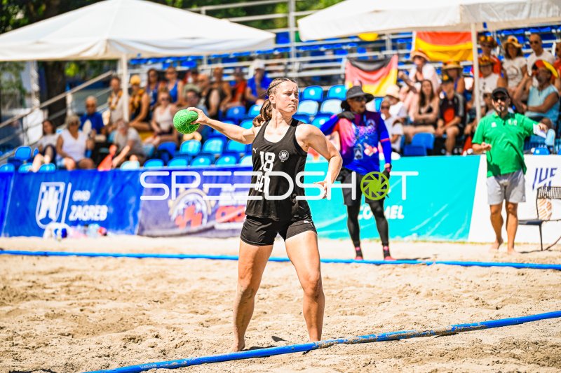 Pauline Borrmann (#18; Deutsche Frauen Beachhandball Nationalmannschaft) beim Wurf in Zagreb
