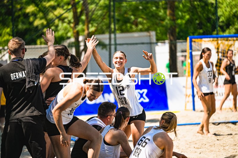 Dilayla Alarslan (#12; Deutsche Frauen Beachhandball Nationalmannschaft) jubelt mit dem Team