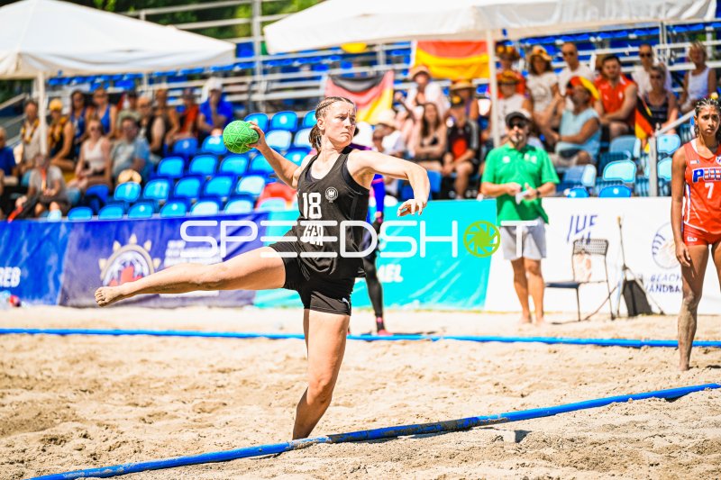 Pauline Borrmann (#18; Deutsche Frauen Beachhandball Nationalmannschaft) beim Wurf