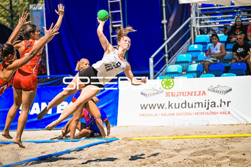 Emma Pilz (#9; Deutsche Frauen Beachhandball Nationalmannschaft) beim Sprungwurf