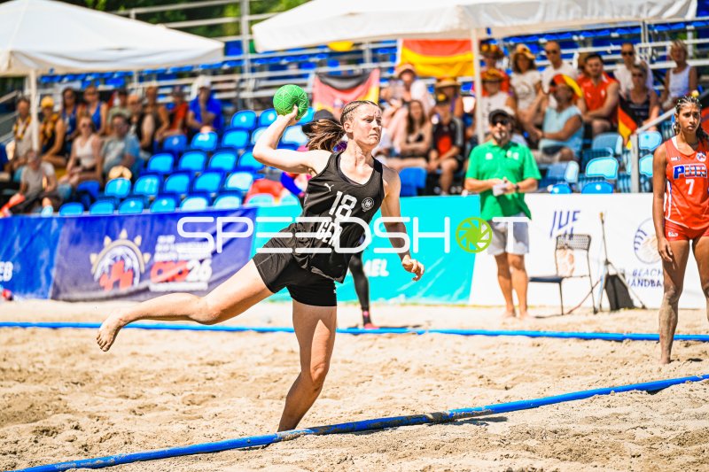 Pauline Borrmann (#18; Deutsche Frauen Beachhandball Nationalmannschaft) beim Wurfanlauf