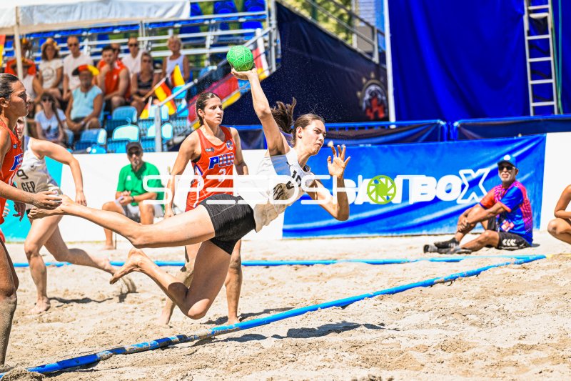 Deutsche Beachhandball-Spielerin beim Sprungwurf gegen Puerto Rico