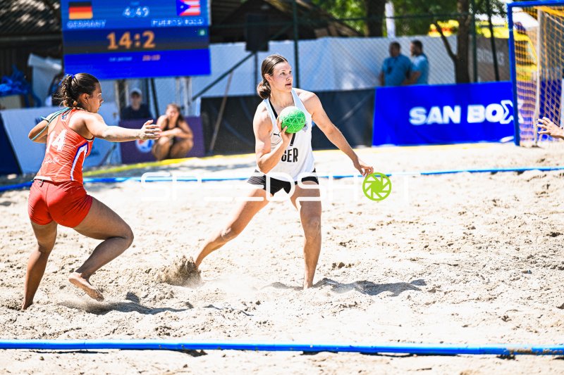 Deutsche Beachhandball-Spielerin im Zweikampf gegen Puerto Rico