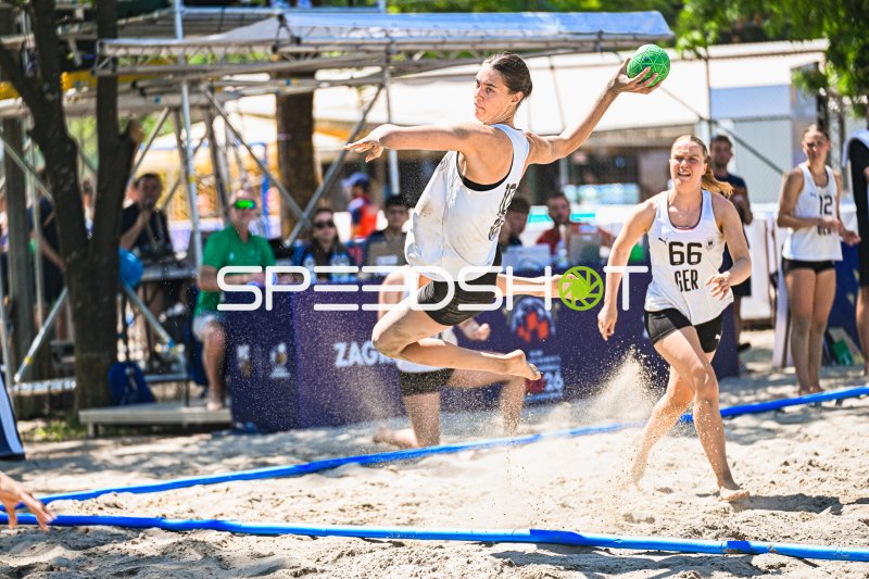 Amélie Möllmann (#66; Deutsche Frauen Beachhandball Nationalmannschaft) beim Sprungwurf in Zagreb