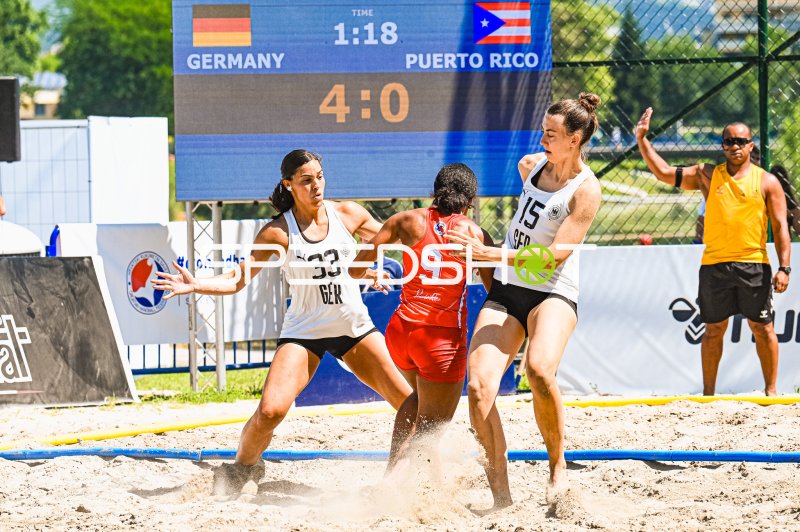 Lucie Marie Kretzschmar (#33; GER) und Julia Drachsler (#15; GER) im Zweikampf gegen Puerto Rico