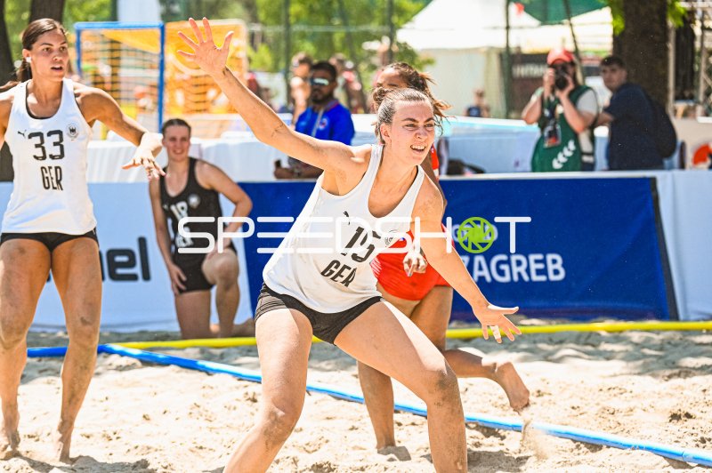 Julia Drachsler (#15; Deutsche Frauen Beachhandball Nationalmannschaft) im Spielzug