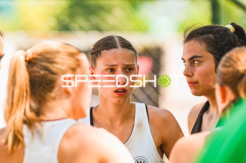 Emma Pilz (#9, Deutsche Frauen Beachhandball) in Teambesprechung bei WM 2026