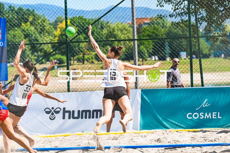 Julia Drachsler (#15; Deutsche Frauen Beachhandball Nationalmannschaft) beim Wurf