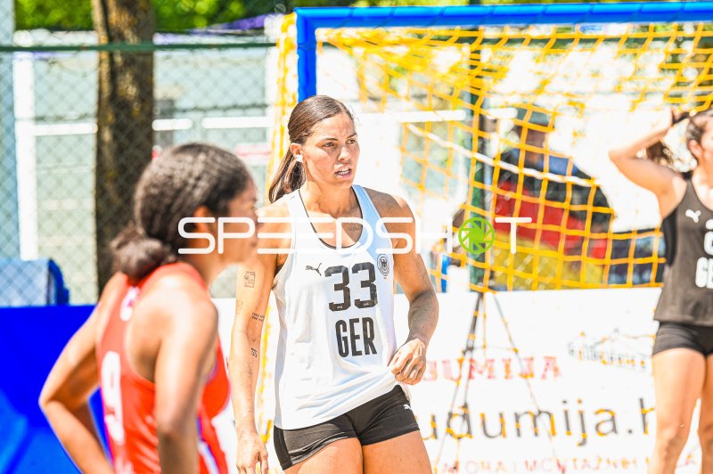 Lucie Marie Kretzschmar (#33; Deutsche Frauen Beachhandball Nationalmannschaft) im Spielgeschehen