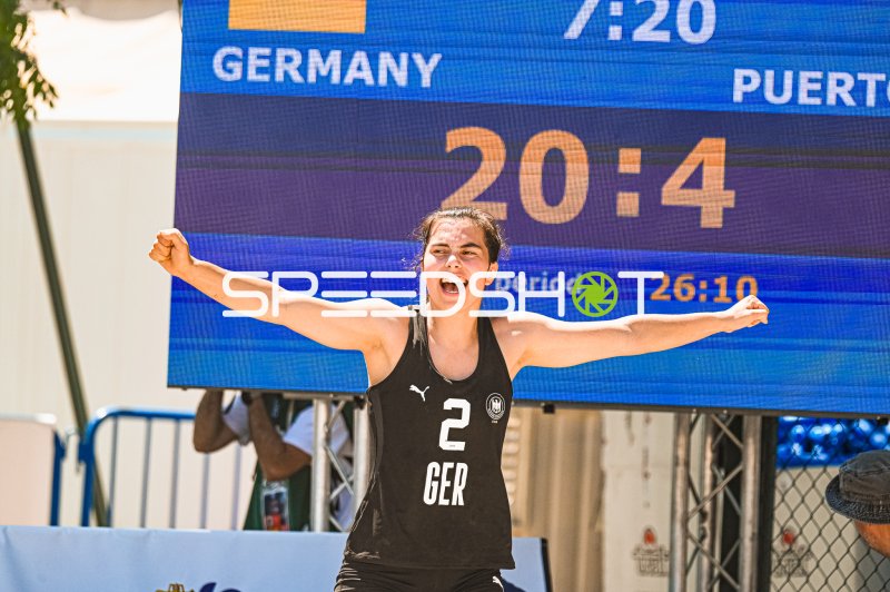 Joelle Arno (#2; Deutsche Frauen Beachhandball Nationalmannschaft) jubelt beim Sieg gegen Puerto Rico