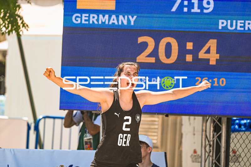 Joelle Arno (#2; Deutsche Frauen Beachhandball Nationalmannschaft) jubelt beim Spiel gegen Puerto Rico