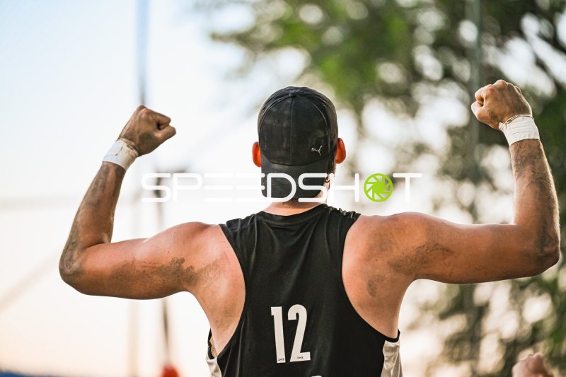 Tobias Zeyen (#12; Deutschland Beachhandball) jubelt mit geballten Fäusten