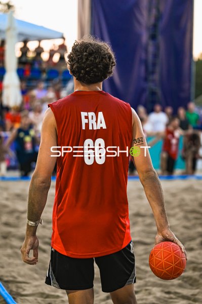 Frankreich #66 mit Ball beim Beachhandball in Zagreb