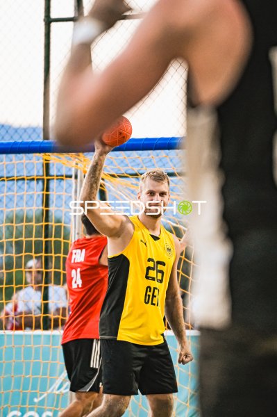 Moritz Ebert (#26; Deutschland Beachhandball) beim Wurf am Jarun See