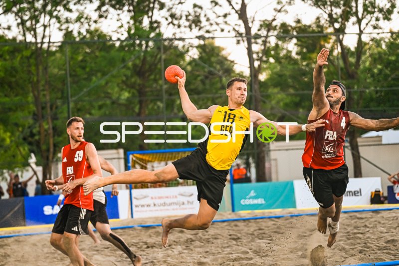 Robin John (#18; Deutschland Beachhandball) beim Sprungwurf gegen Frankreich