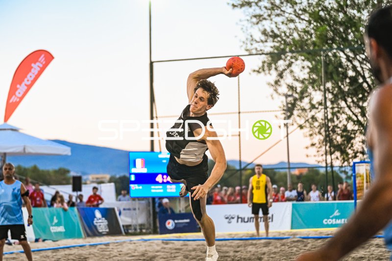 Spieler der deutschen Beachhandball-Nationalmannschaft beim Sprungwurf in Zagreb