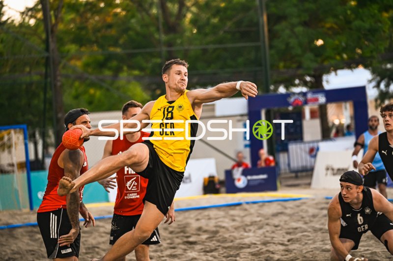 Robin John (#18; Deutschland Beachhandball) beim Wurf in Zagreb