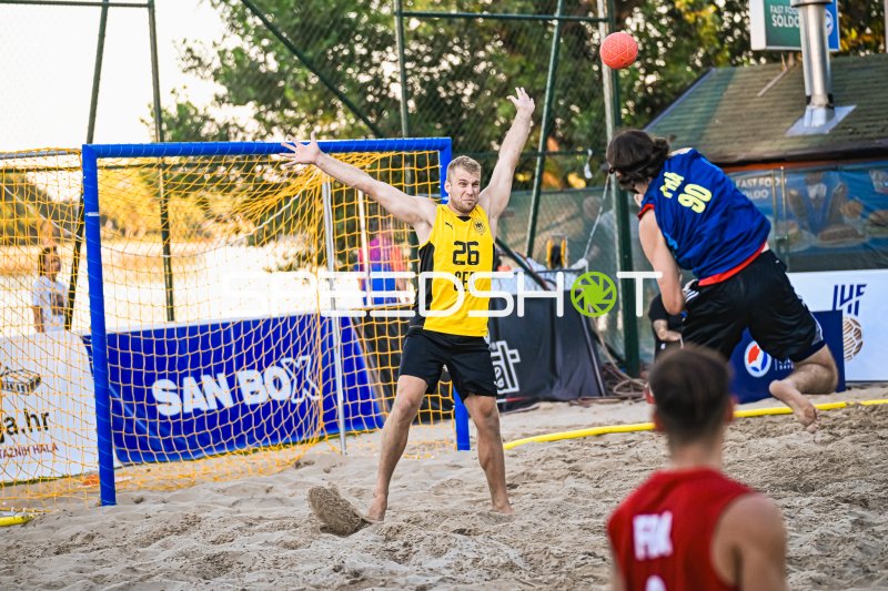 Moritz Ebert (#26; Deutschland Beachhandball) pariert im Tor am Jarun See