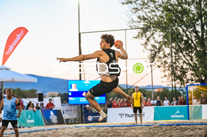 Lennart Wörmann (#2; Deutschland Beachhandball) beim Sprungwurf in Zagreb