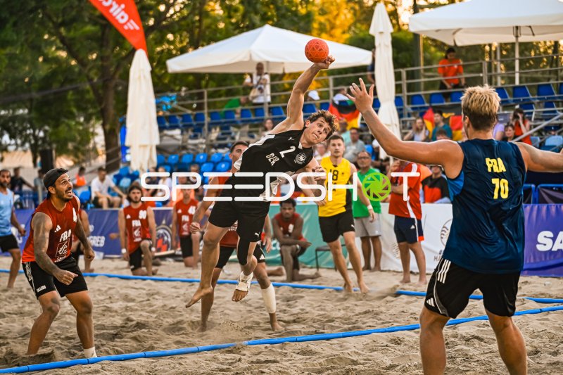 Lennart Wörmann (#2; Deutschland) beim Sprungwurf gegen Frankreich