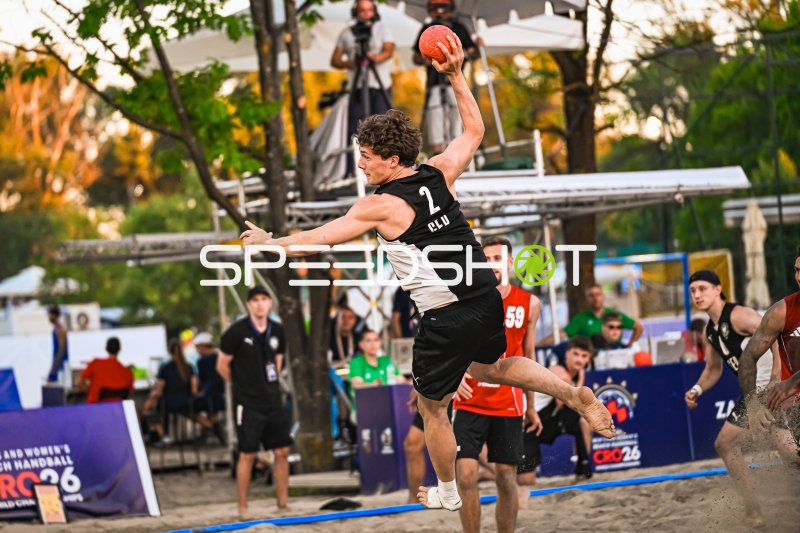 Lennart Wörmann (#2; Deutschland Beachhandball) beim Sprungwurf in Zagreb