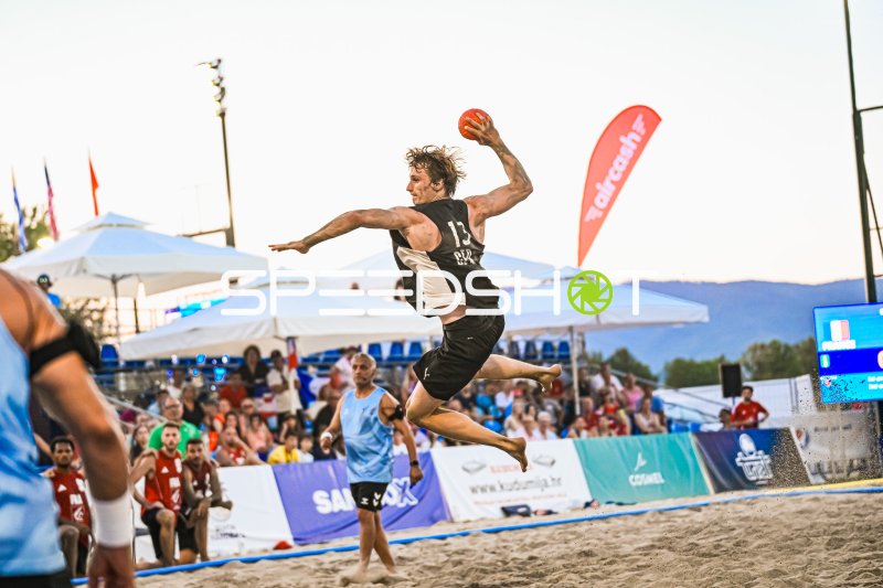 HENRICH Severin (#13; Deutschland Beachhandball) beim Sprungwurf in Zagreb