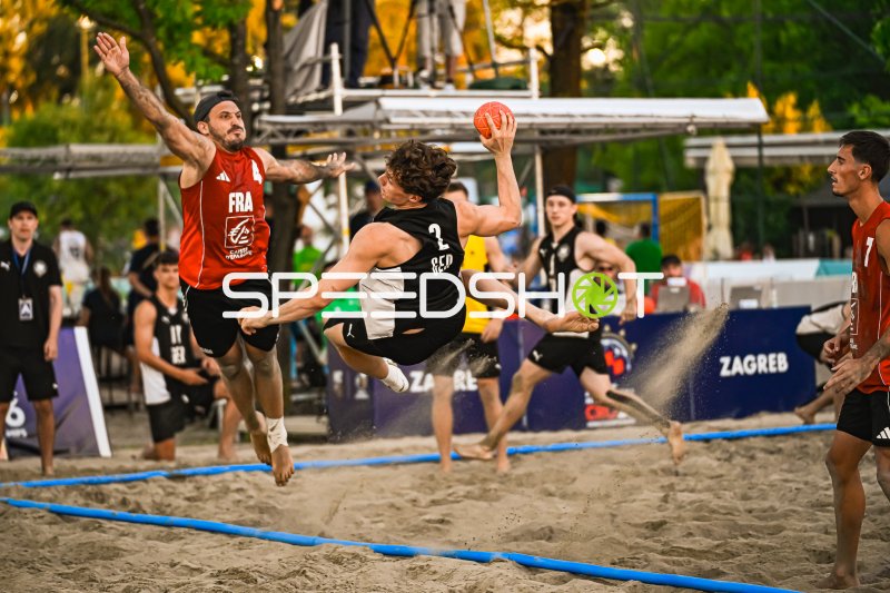 Lennart Wörmann (#2; Deutschland Beachhandball) mit Sprungwurf gegen Frankreich