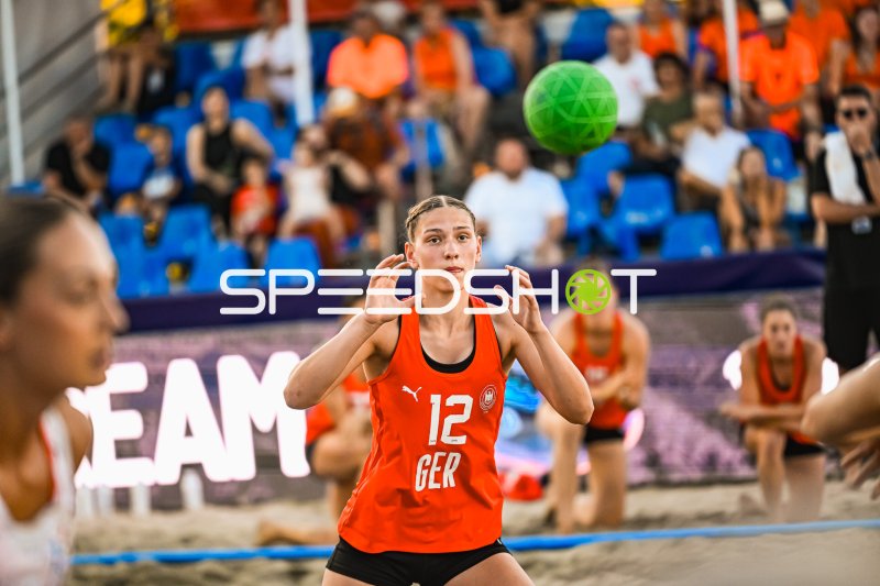 Dilayla Alarslan (#12; Deutsche Frauen Beachhandball Nationalmannschaft) beim Ballempfang