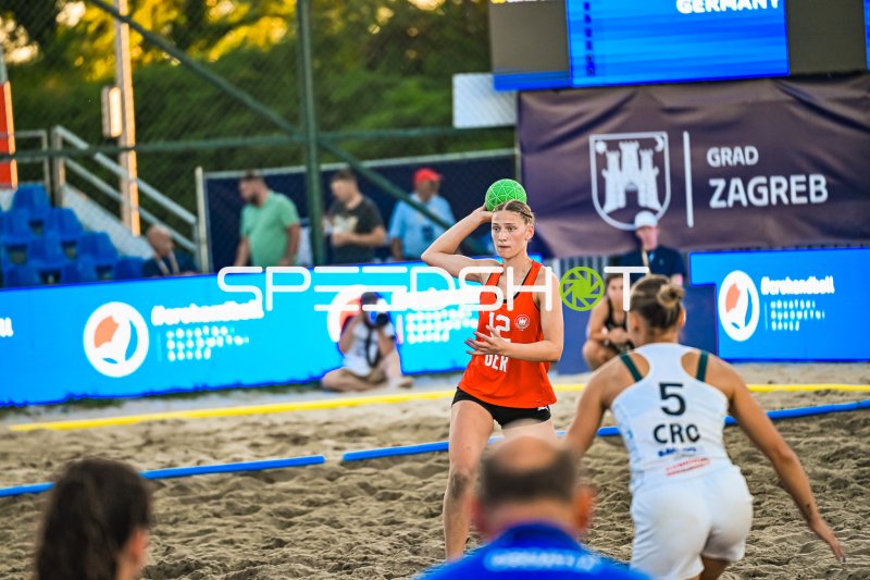 Dilayla Alarslan (#12; Deutsche Frauen Beachhandball Nationalmannschaft) beim Wurfansatz in Zagreb